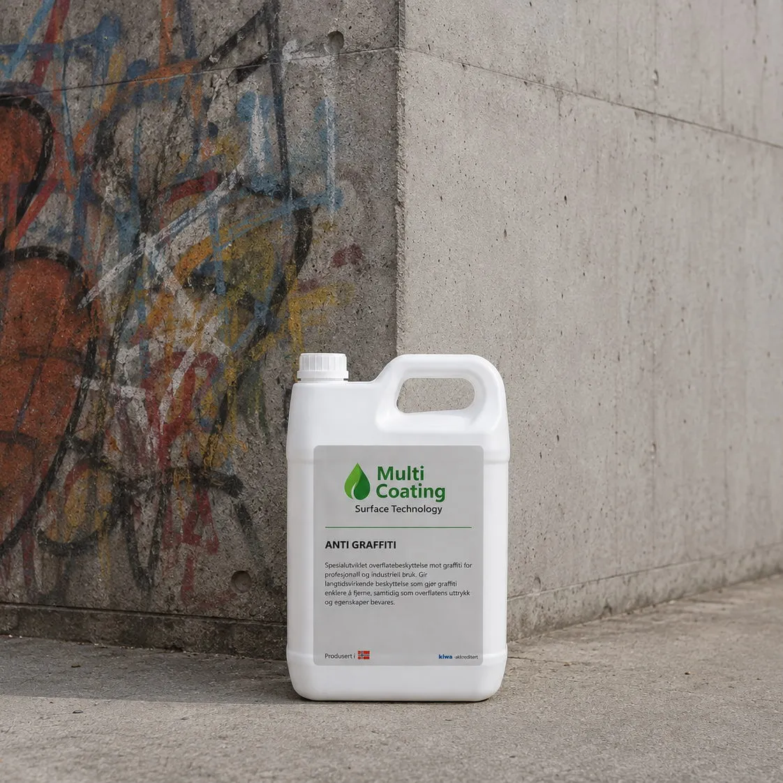 Anti Graffiti foran en vegg med graffiti